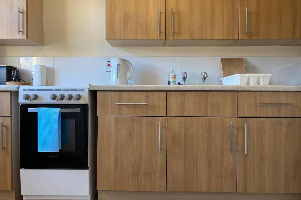 Conveniently Situated 1Bed Apt In Stretford Manchester Exterior photo