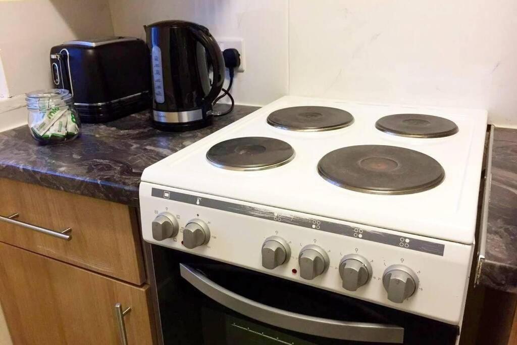 Conveniently Situated 1Bed Apt In Stretford Manchester Exterior photo
