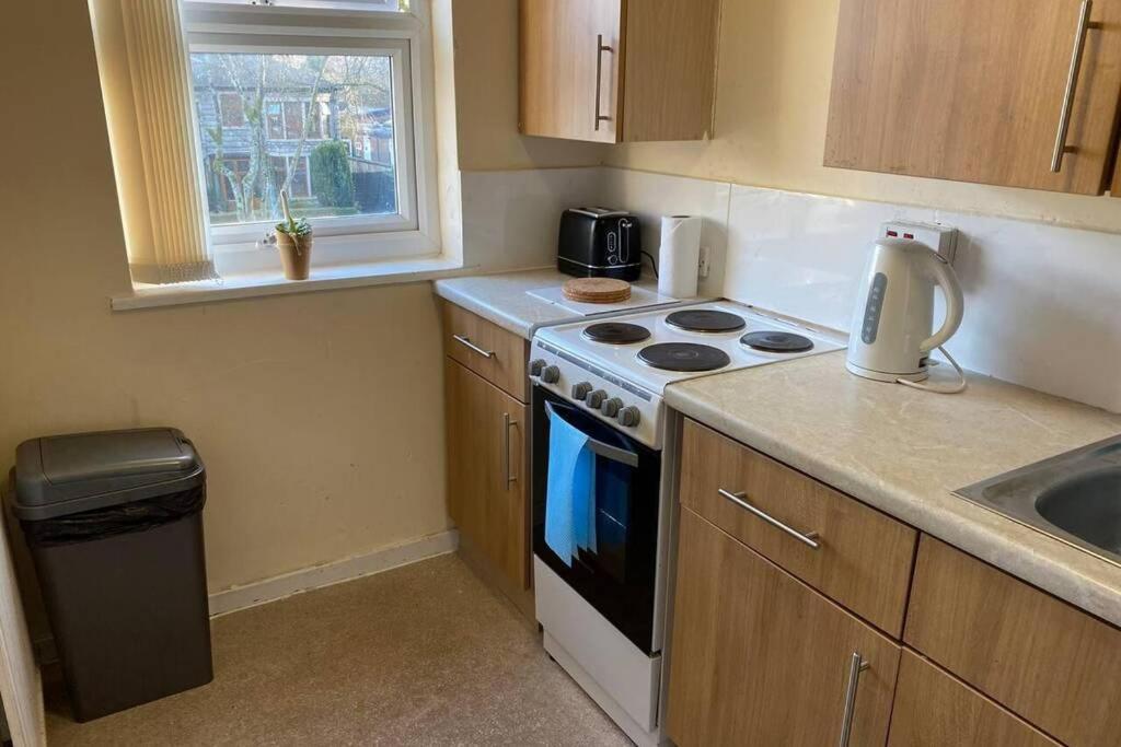 Conveniently Situated 1Bed Apt In Stretford Manchester Exterior photo