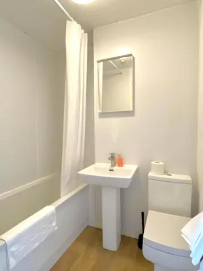Conveniently Situated 1Bed Apt In Stretford Manchester Exterior photo