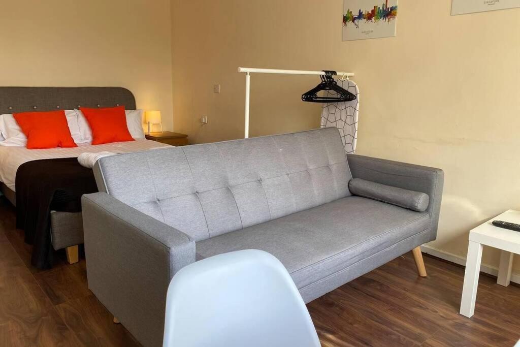 Conveniently Situated 1Bed Apt In Stretford Manchester Exterior photo