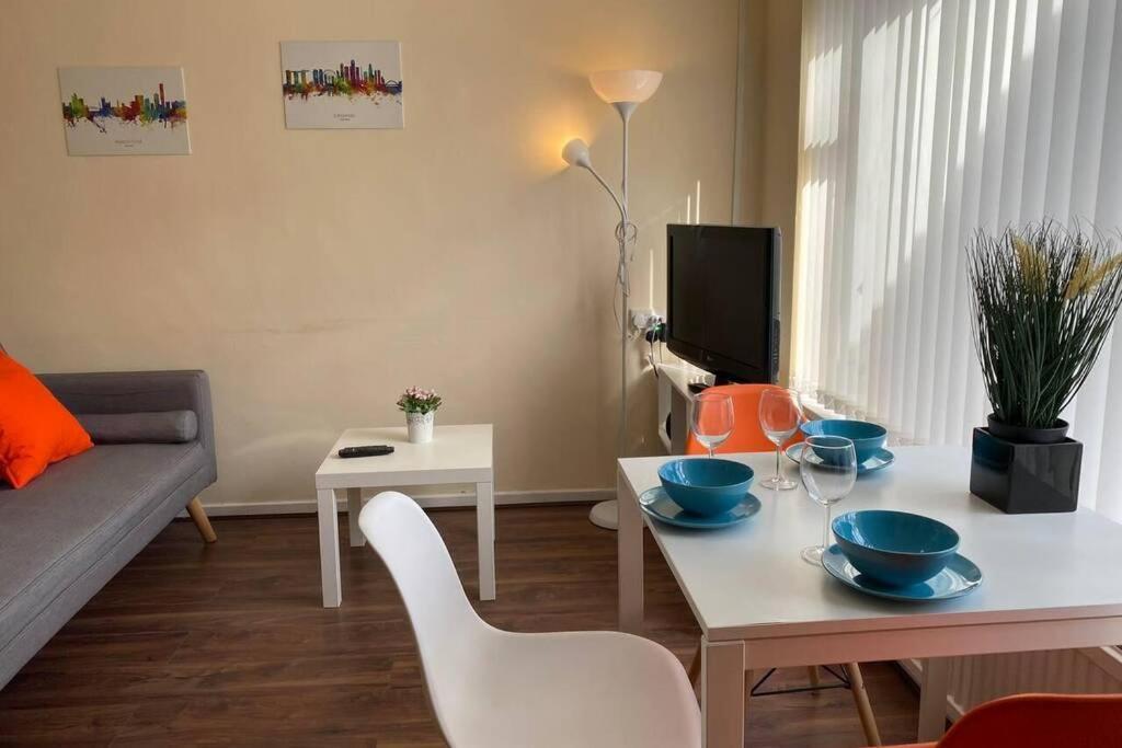 Conveniently Situated 1Bed Apt In Stretford Manchester Exterior photo